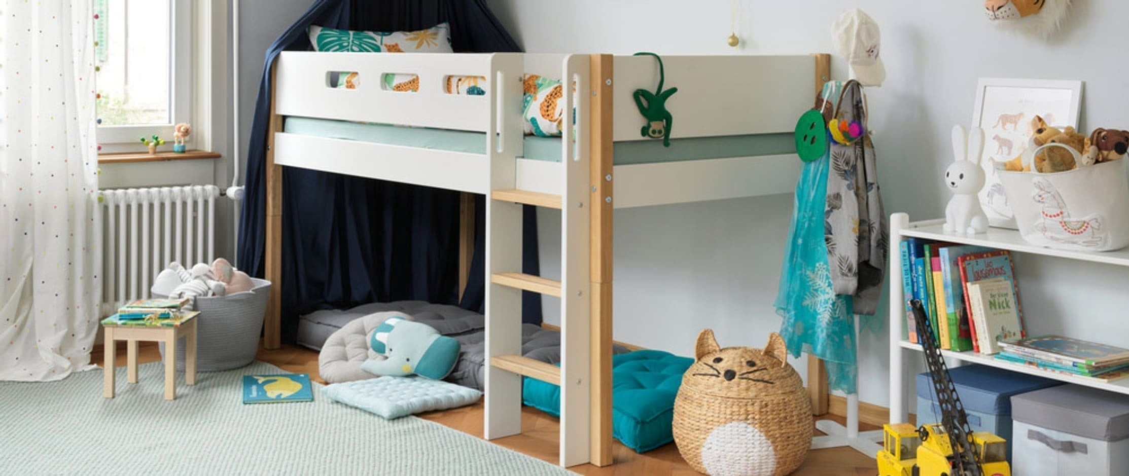 Kinderhochbett im Kinderzimmer voller Spielzeuge.