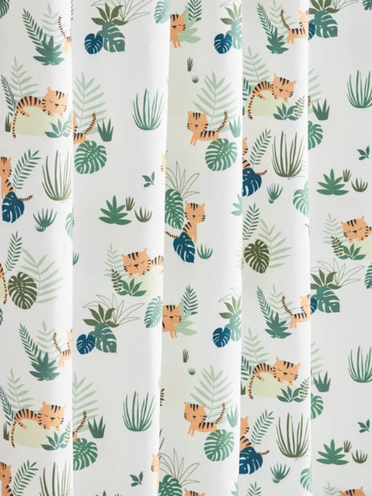 Kindervorhänge mit Tigermotiven und Dschungelpflanzen.