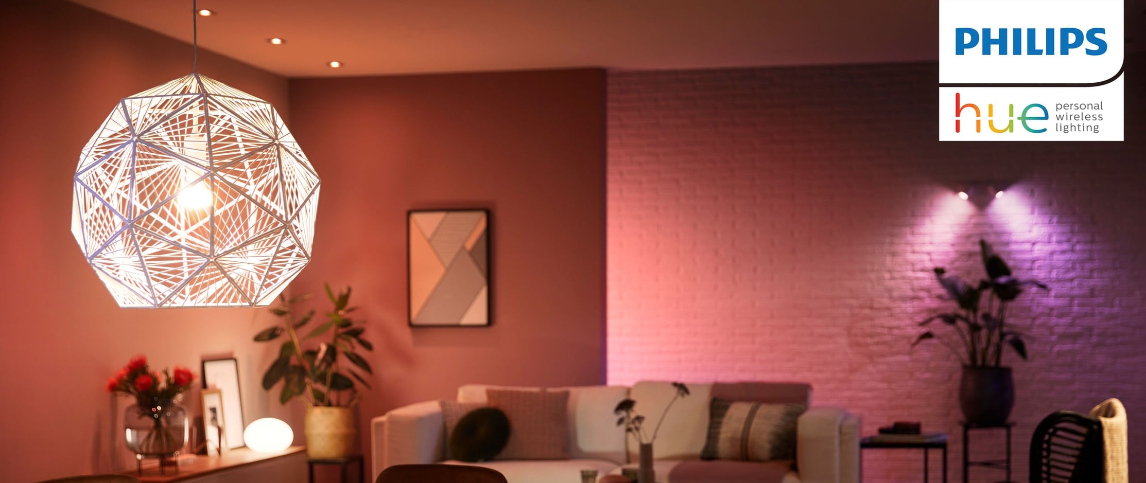 Un soggiorno illuminato da luci colorate