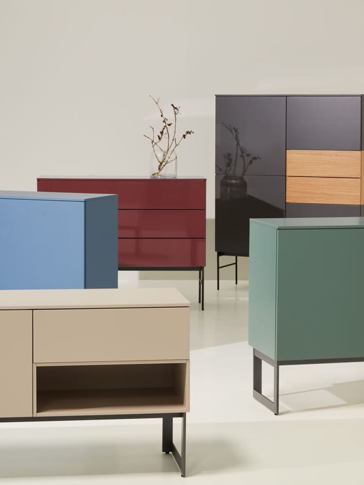 Verschiedene Möbel des Wohnsystems TILL in bunten Farben, modern gestaltet.