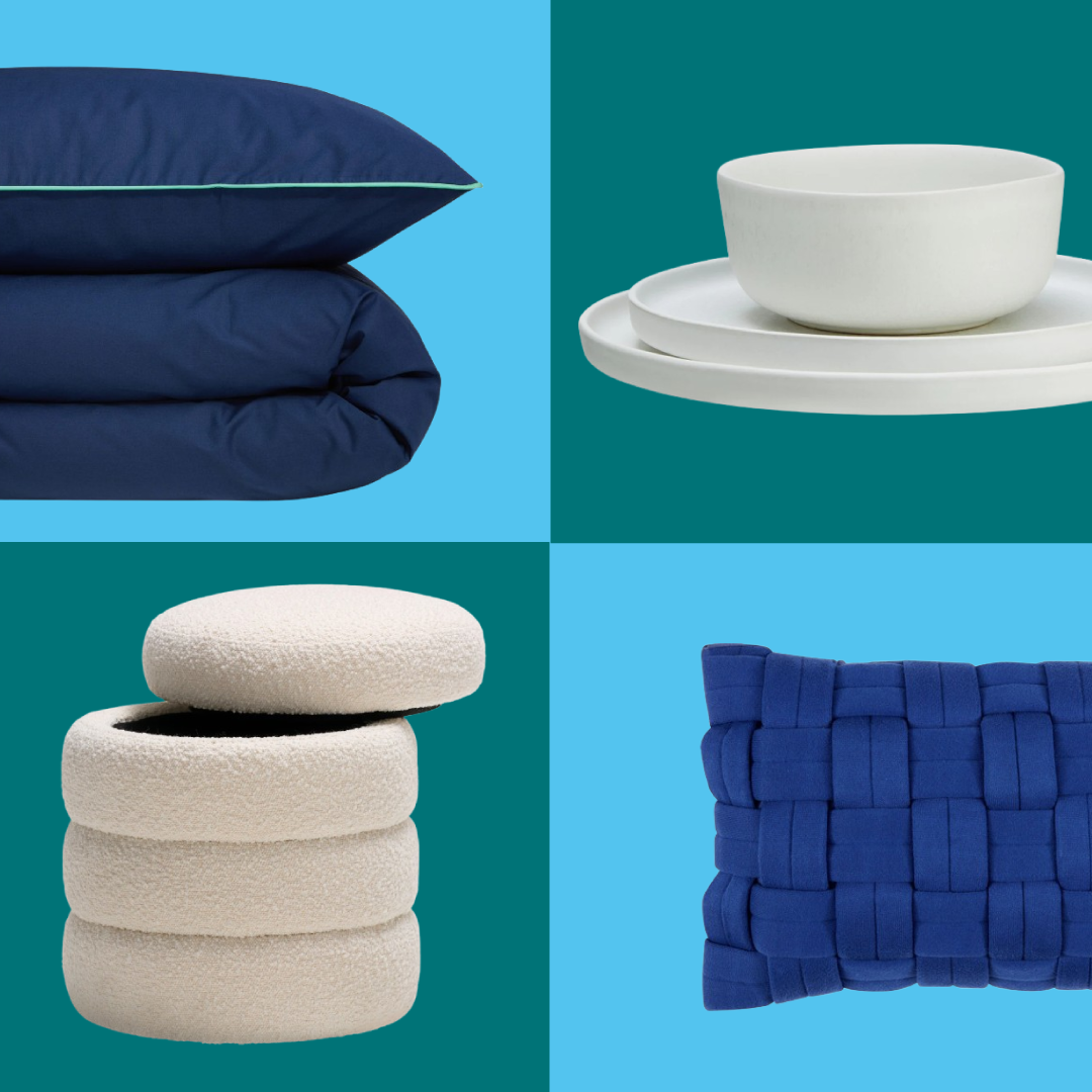 Vier Produkte auf farbigem Hintergrund: dunkelblaue Bettdecke mit Kissen, weisses Geschirr mit Schale und Tellern, drei runde beige Hocker und ein dunkelblaues geflochtenes Kissen.