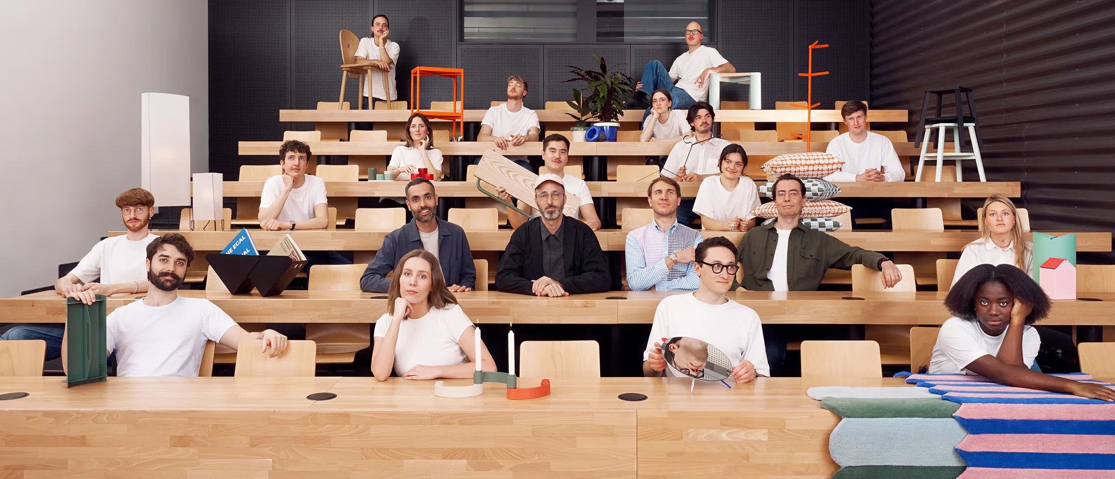 Groupe de personnes dans un espace moderne avec des bancs en bois et des décorations créatives.