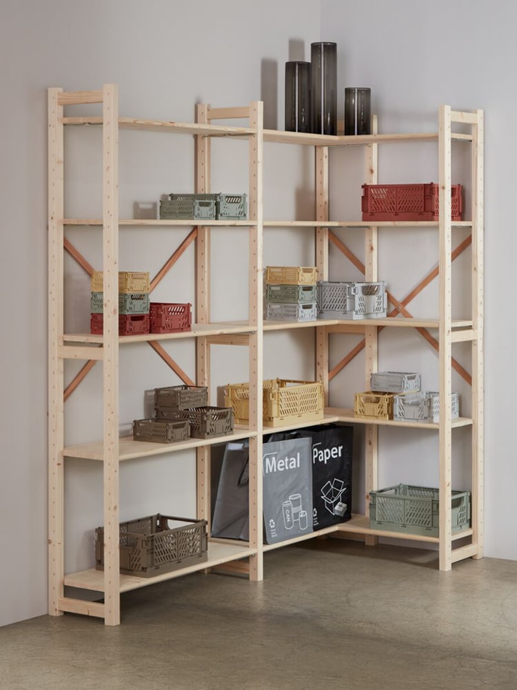 Holzregal des Regalsystems WASA mit Kisten und Aufbewahrungsboxen.