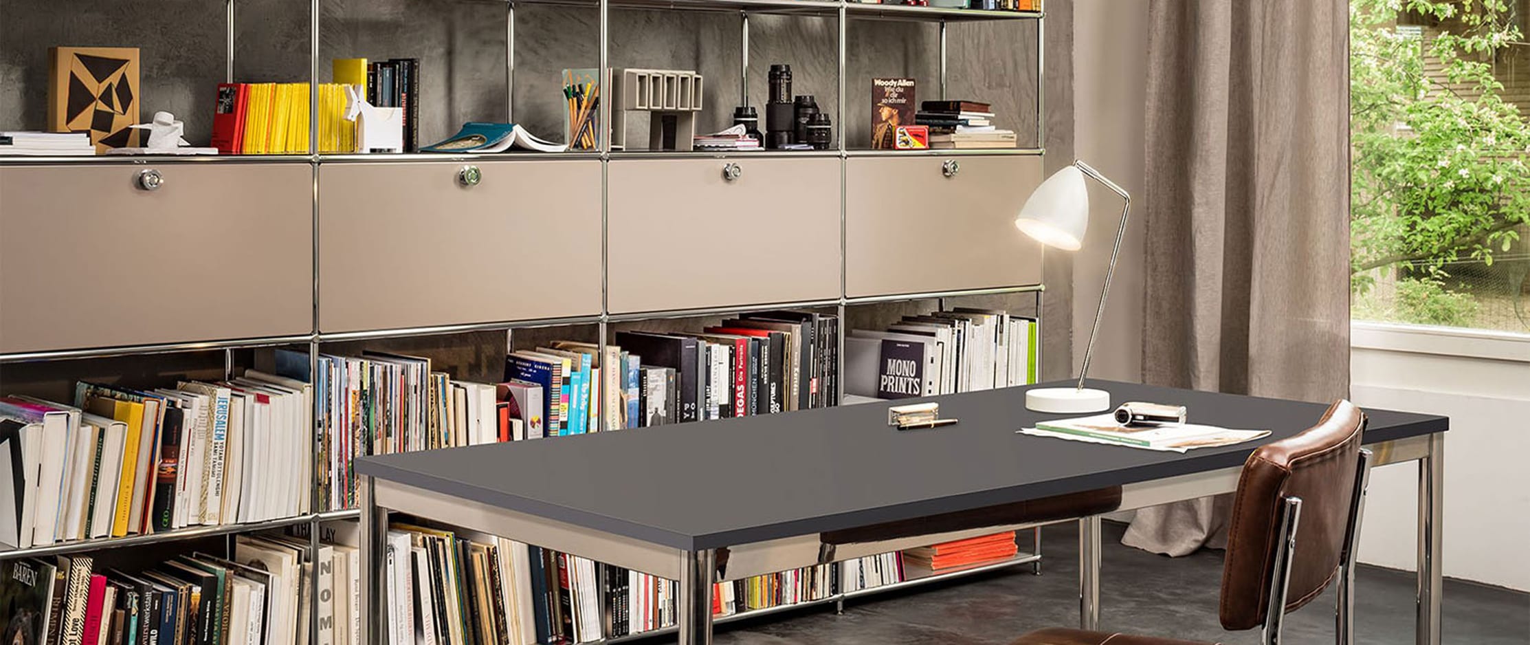 Ein Arbeitszimmer mit Tisch und Regal