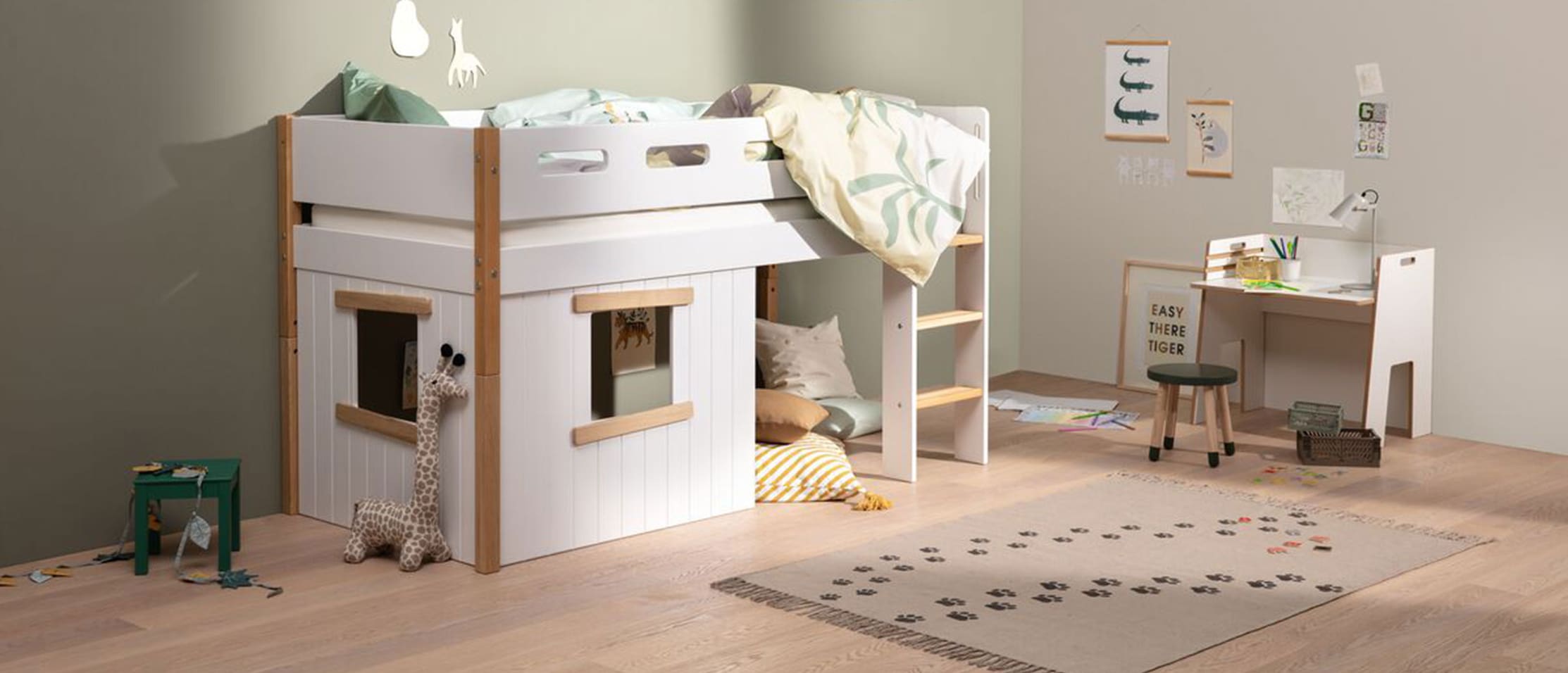 Kinderzimmer mit FLEXA Hochbett und Schreibtisch