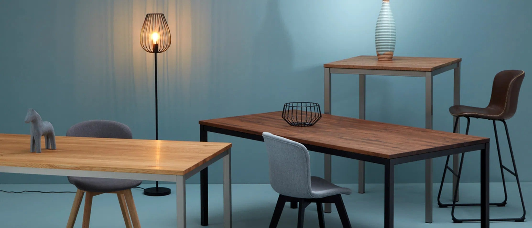 Holztisch, holziger Hochtisch mit Stühlen und eine Hängeleuchte