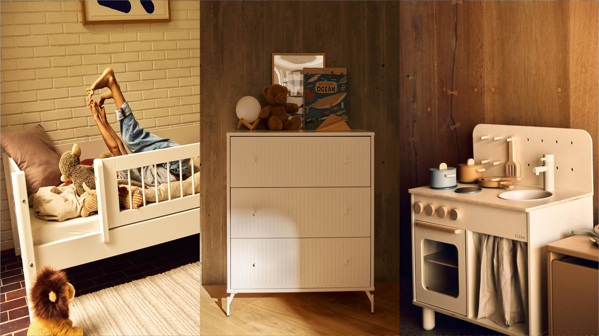 Collage aus drei Kinderzimmer‑Szenen: ein weisses Flexa Kinderbett mit Stofftieren, eine weisse Flexa Kommode mit Deko und eine helle Flexa Spielküche aus Holz.