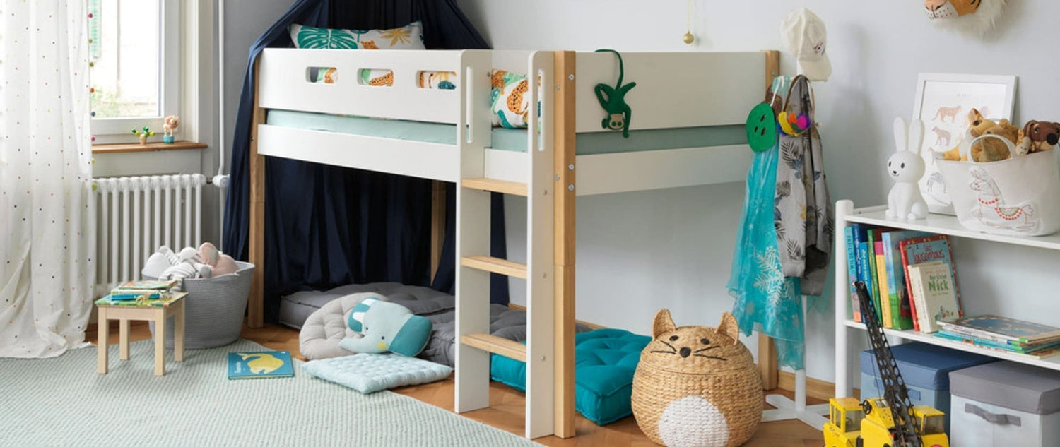 Kinderhochbett im Kinderzimmer voller Spielzeuge.