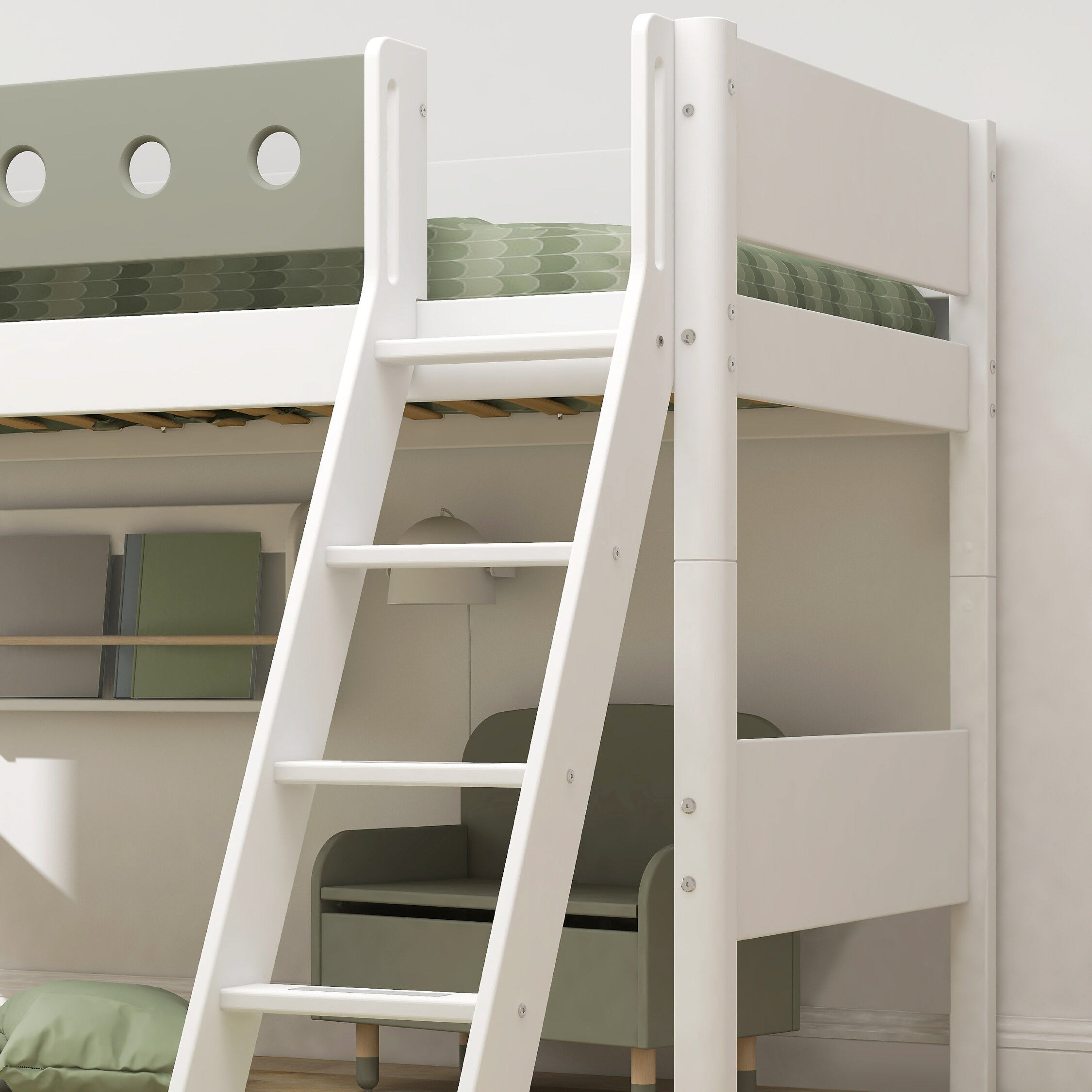 Weisses Hochbett mit Leiter, grünem Bett und kleinem Sitzbereich darunter in einem hellen Kinderzimmer.