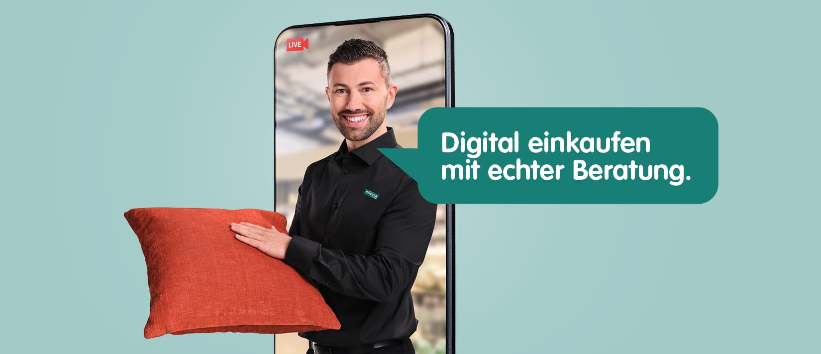 MIC_Videoberatung_Landingpage_Header_1650x711px_Mann_Zierkissen_Neutral_DE.jpg