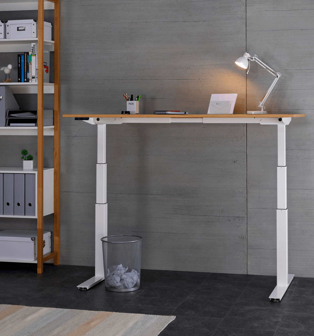 Höhenverstellbarer Schreibtisch im modernen Homeoffice.