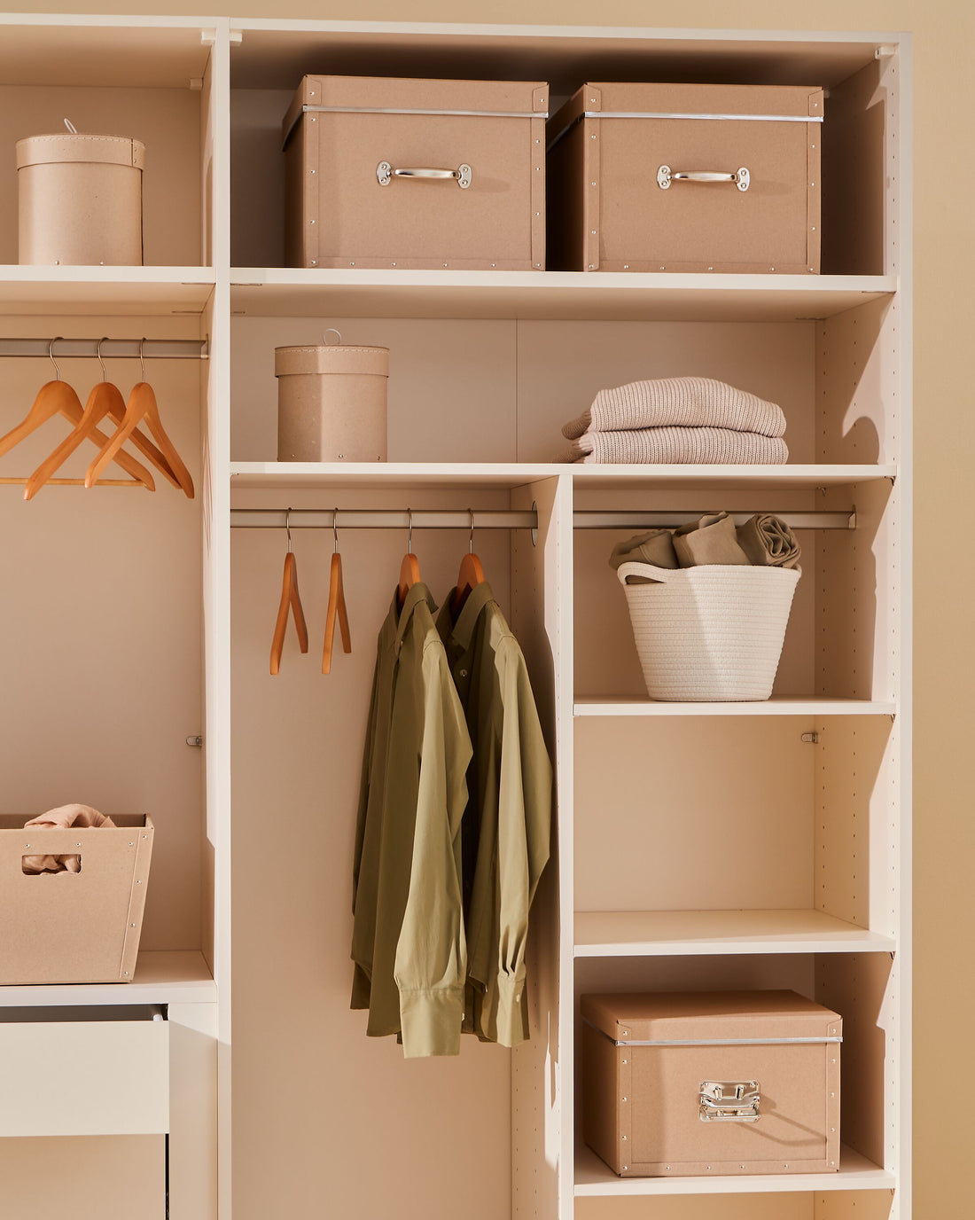 Beleuchtetes Innenleben Micasa MODUL Kleiderschrank mit Hosenauszug, Innenschubladen und Boxen für perfekte Ordnung.