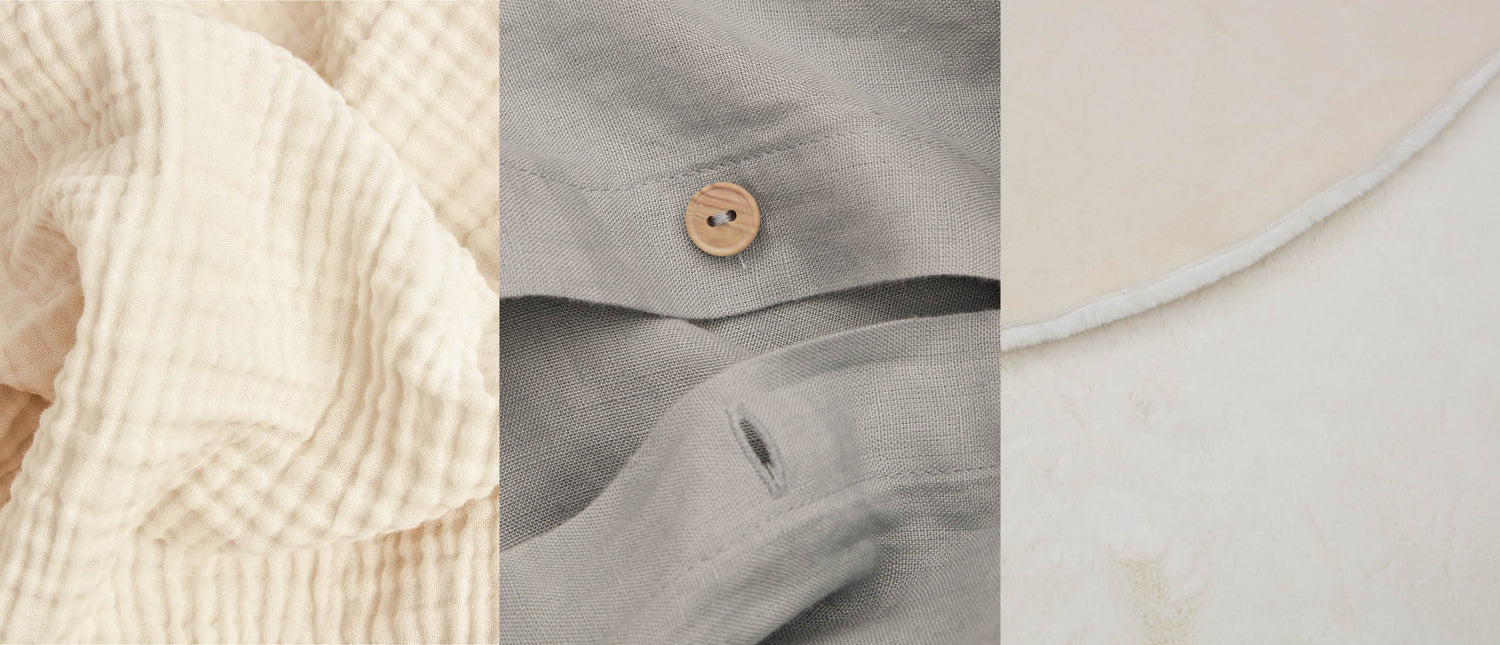 Nahaufnahmen von cremefarbenem Musselin, grauem Leinenstoff mit Holzknopf und weicher, naturfarbener Decke