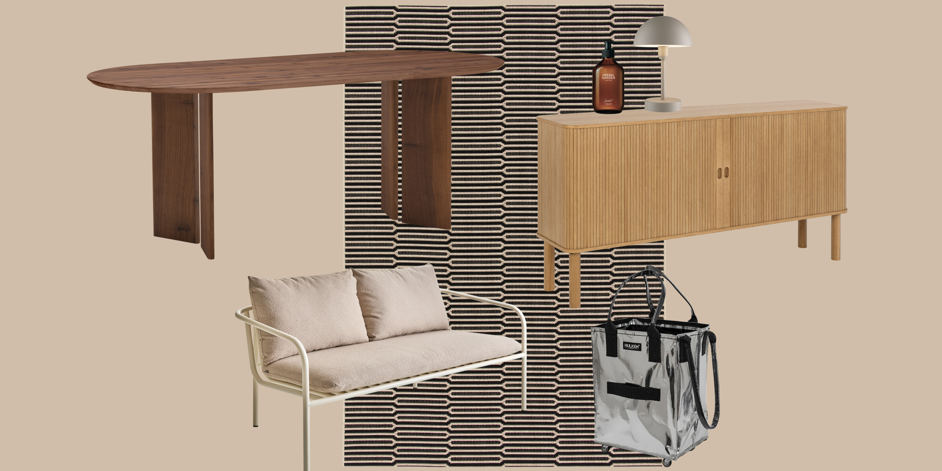 Ambiente moderno con mobili in legno: tavolo rotondo, credenza con lampada, poltrona lounge con cuscini e borsa a rotelle trasparente davanti a una parete a motivi.