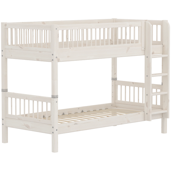 Zweistöckiges Flexa CLASSIC Etagenbett aus hellem Holz mit senkrechter Leiter und Gitterseiten.