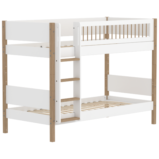 Flexa NOR Etagenbett in Weiss mit Holzpfosten und seitlicher Leiter, oben mit Gitterseiten.