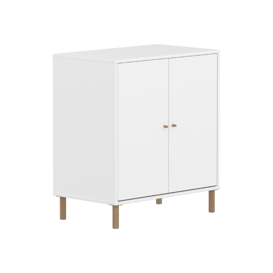 Weisser Flexa SAGA Kommodenschrank mit zwei Türen und Holzfüssen.