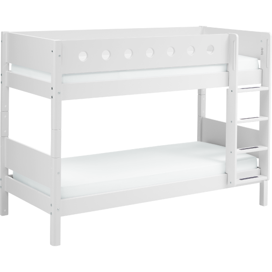 Weisses Flexa WHITE Etagenbett mit runden Aussparungen im oberen Seitenschutz und integrierter Leiter.