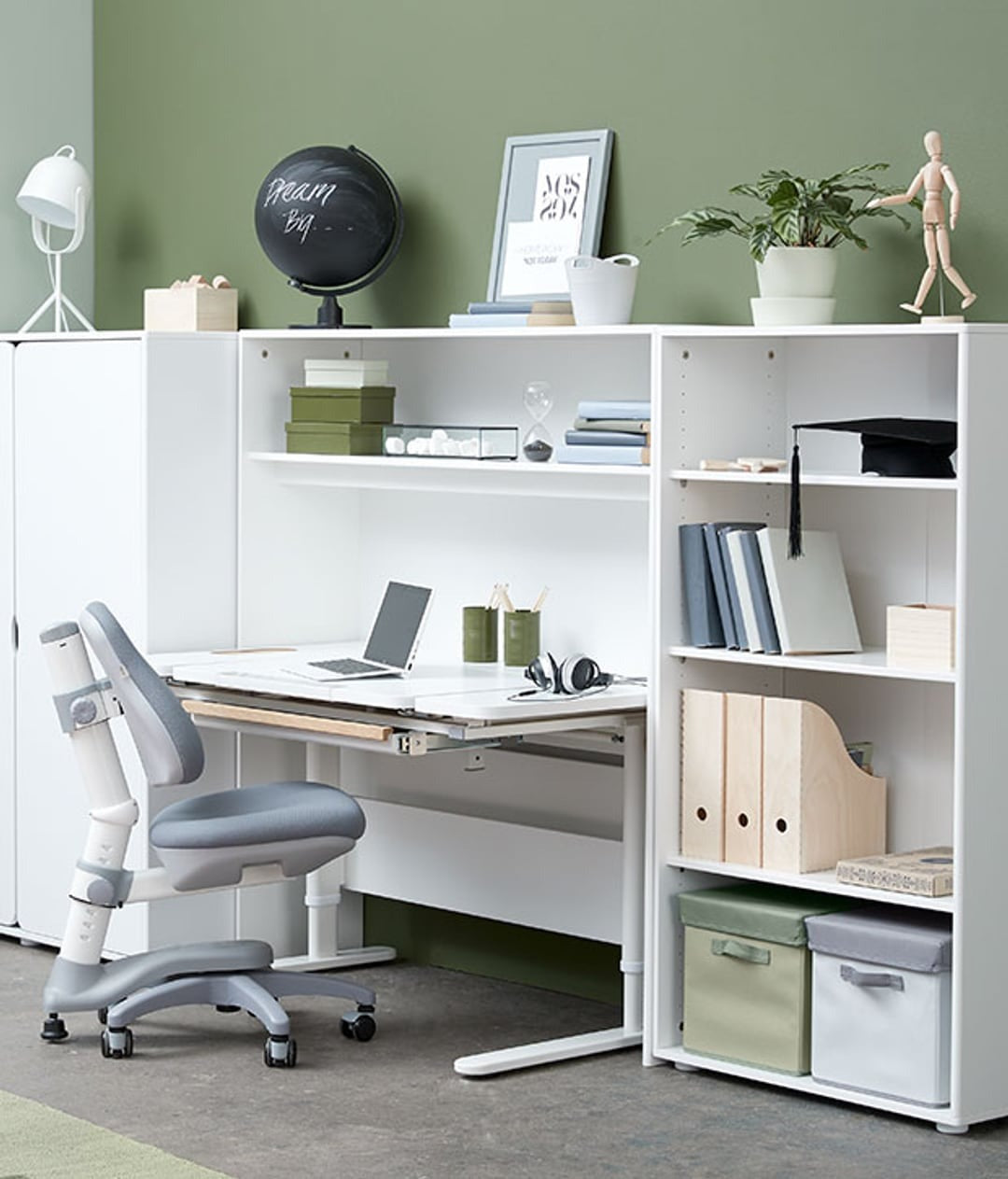 Übersichtliche Schreibtische