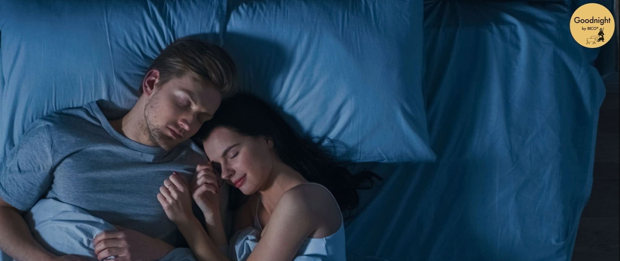 Ein Mann und eine Frau schlafen im Bett