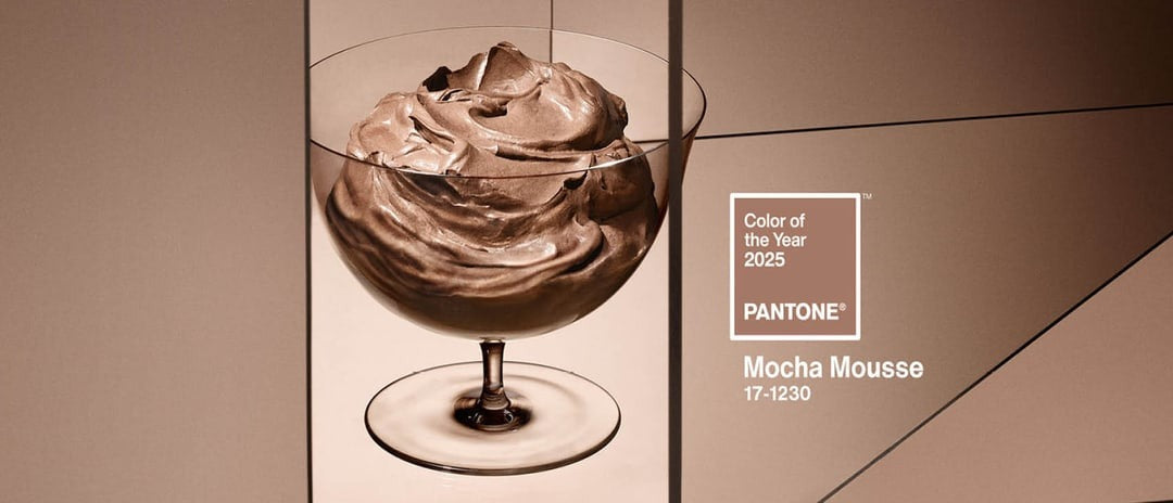 Pantone Farbe des Jahres 2025: Mocha Mousse, in einem Glas präsentiert.