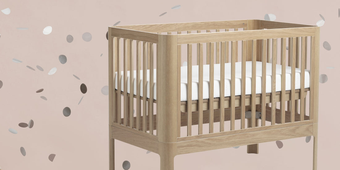 FLEXA Babybett mit Konfetti auf beigem Hintergrund